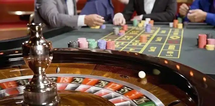 Meja Dragon Tiger live dengan dealer dan kartu-kartu yang ditampilkan secara jelas di xinslot