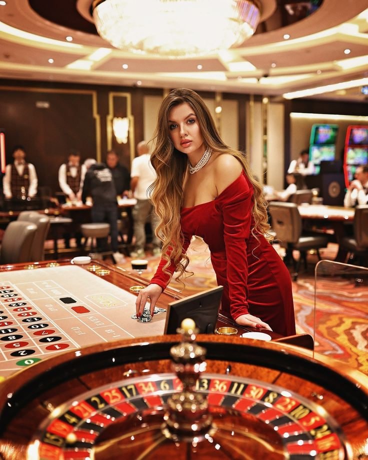 Dealer live Hot Pot di studio xinslot membagikan kartu kepada pemain dengan kamera HD dan display digital